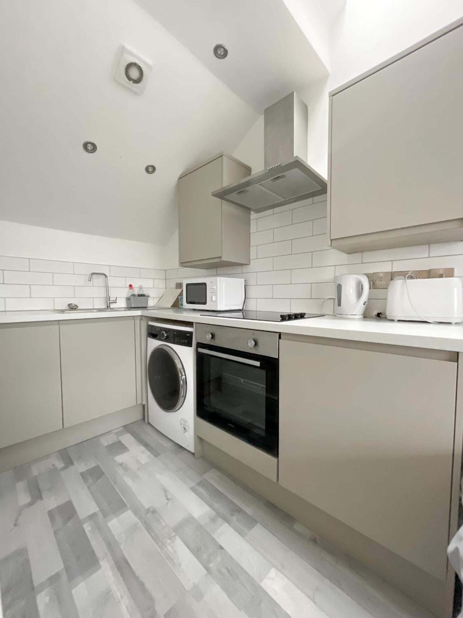 10Min To City - Free Parking - Private Studio - Contractor Friendly Manchester Eksteriør bilde