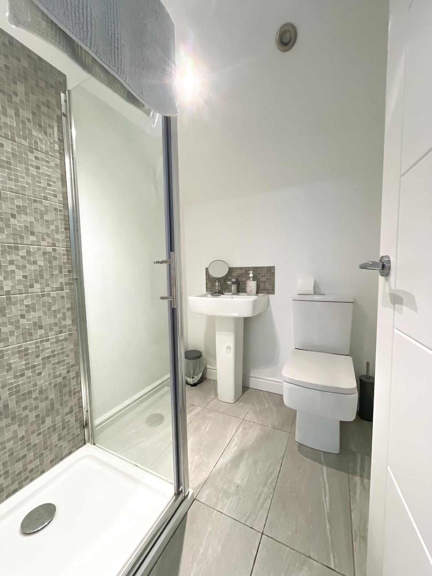 10Min To City - Free Parking - Private Studio - Contractor Friendly Manchester Eksteriør bilde